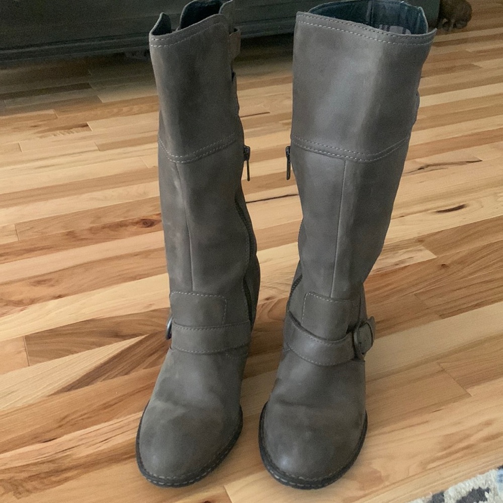 Worn once, NWOT, size 8, mid calf